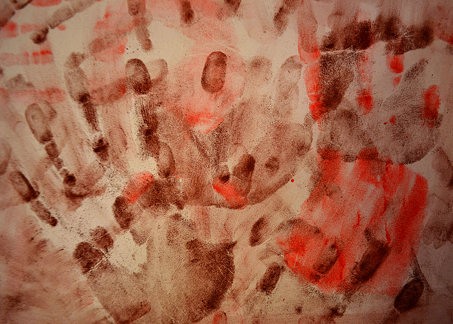 Stopy lidských rukou. Ilustrace: Barbora Šajmovičová