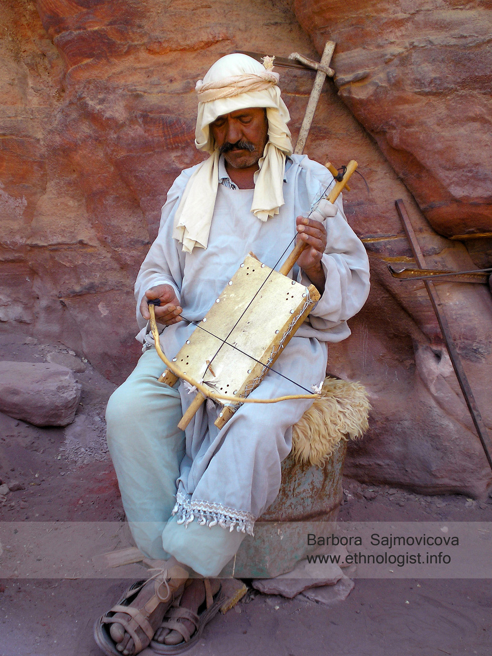 Beduín předvádějící život dřívějších beduínů – hudebník hrající na loutnu. Foto: Barbora Šajmovičová, 2009.