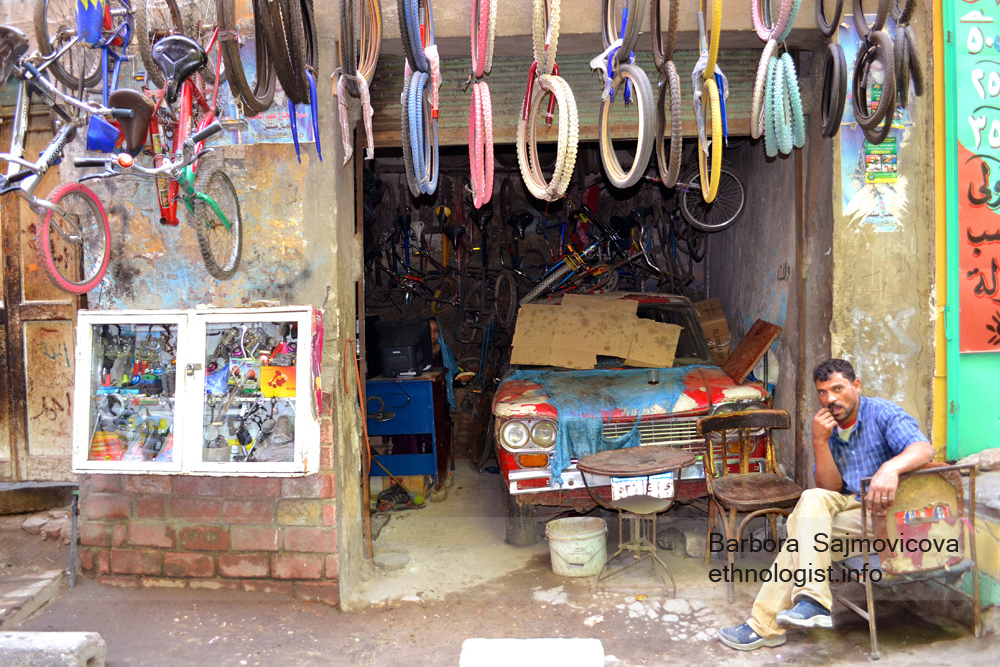 Car and cycle repair shop in Manshiyat Naser. Photo: Barbora Sajmovicova, 2011, Nikon D3100.
