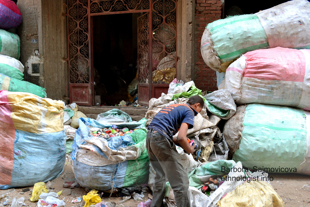 Třídění plechovek v Garbage City. Káhira, říjen 2011, Foto: Barbora Šajmovičová.