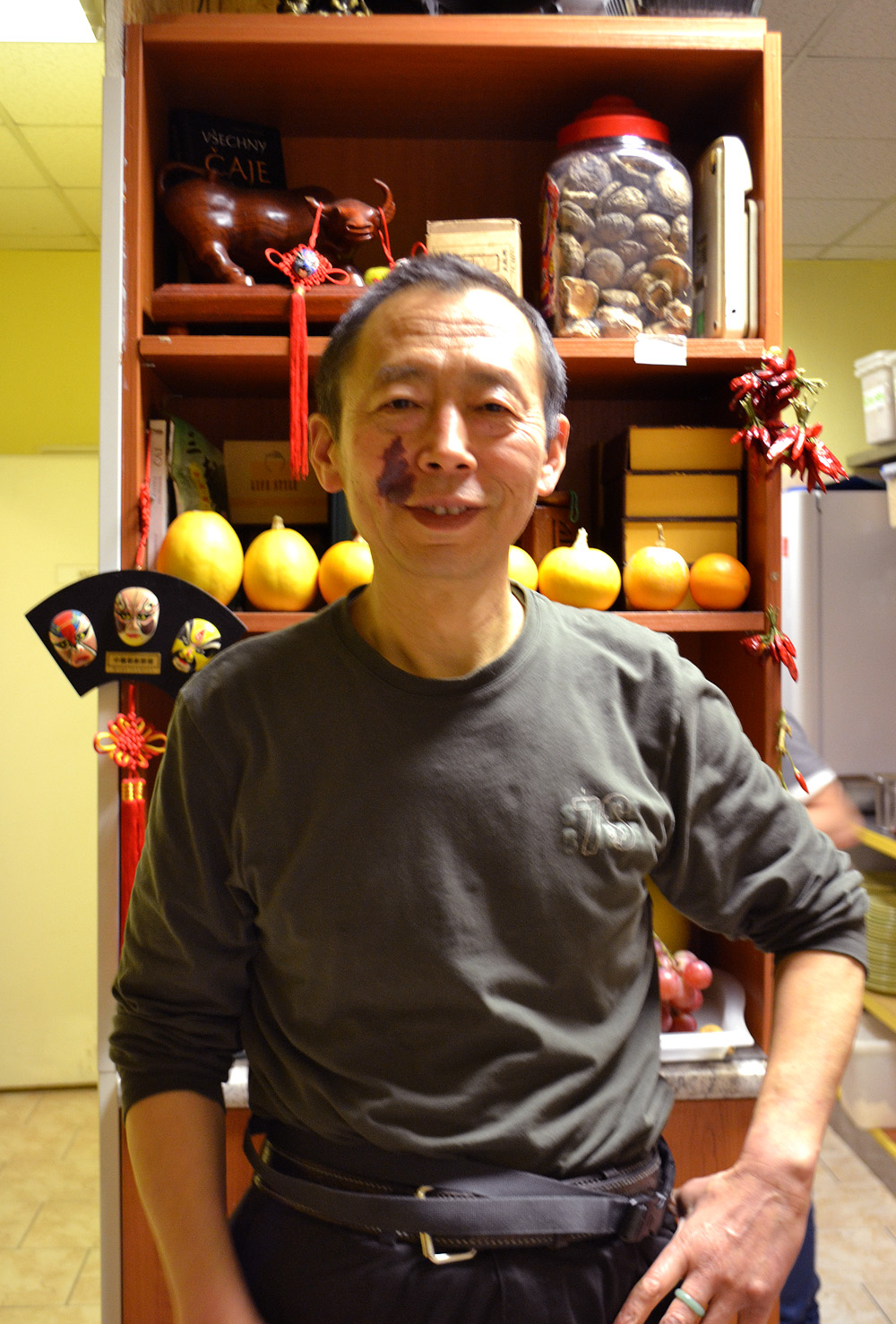 Jian Guo Chen ve své veganské restauraci Vegetka. Foto: Barbora Šajmovičová, 2016.