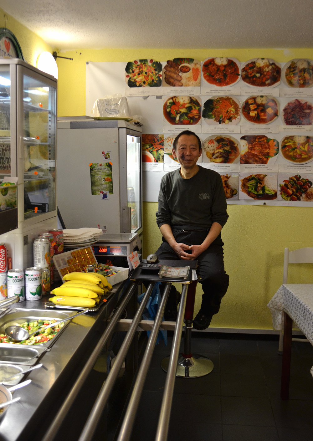 Jian Guo Chen ve své veganské restauraci Vegetka. Foto: Barbora Šajmovičová, 2016, Vegetka, Praha.