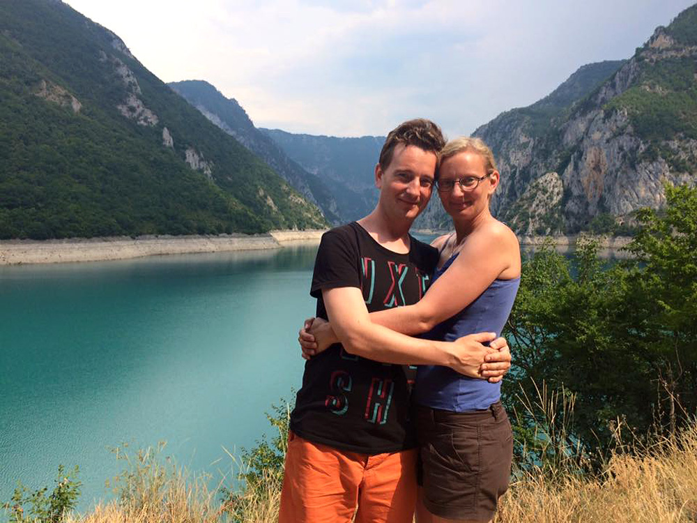 Petr Jablonský se svou snoubenkou Martou v Národním parku Durmitor. Foto: Neznámý autor z Černé Hory, 2015.