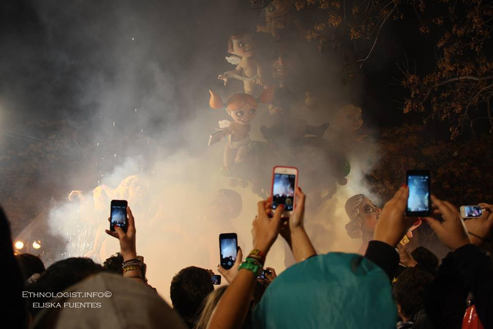 Dým provázející oslavy Las Fallas. Foto: Eliška Fuentes