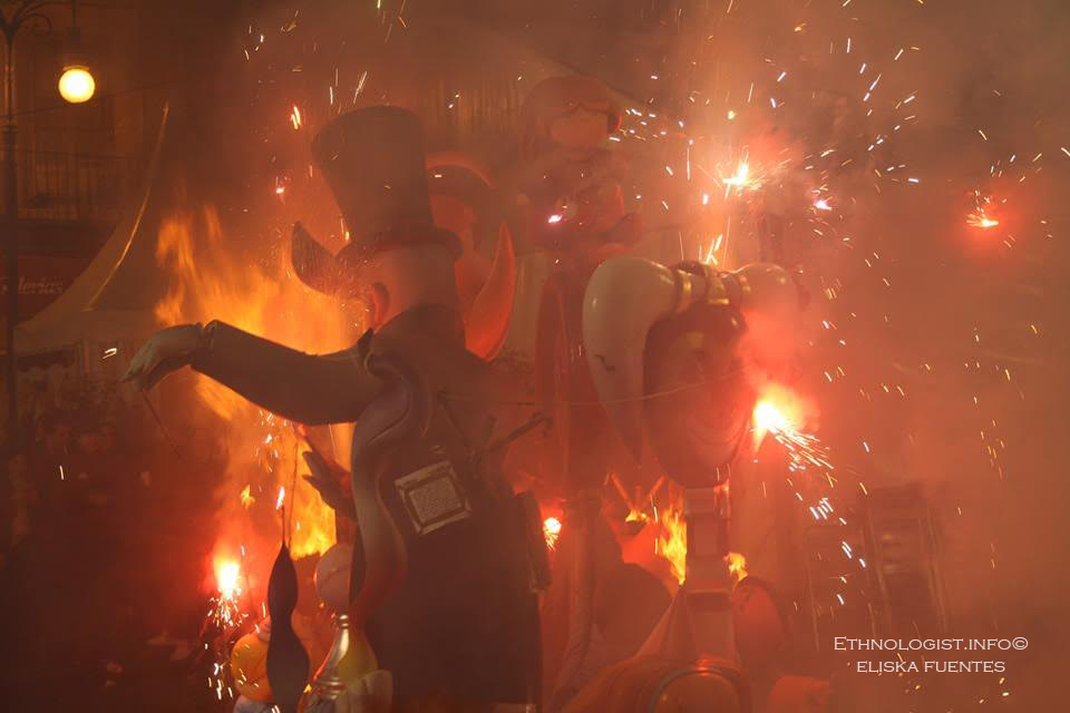 Hořící ulice ve Valencii během oslav Las Fallas. Foto: Eliška Fuentes