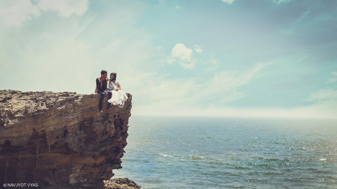 Svatební fotografie mladého páru na pobřeží Arabského moře. Foto: Navjyot Vyas