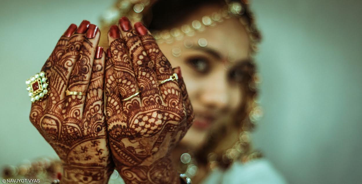 Henna na rukou mladé indické nevěsty. Foto: Navjyot Vyas