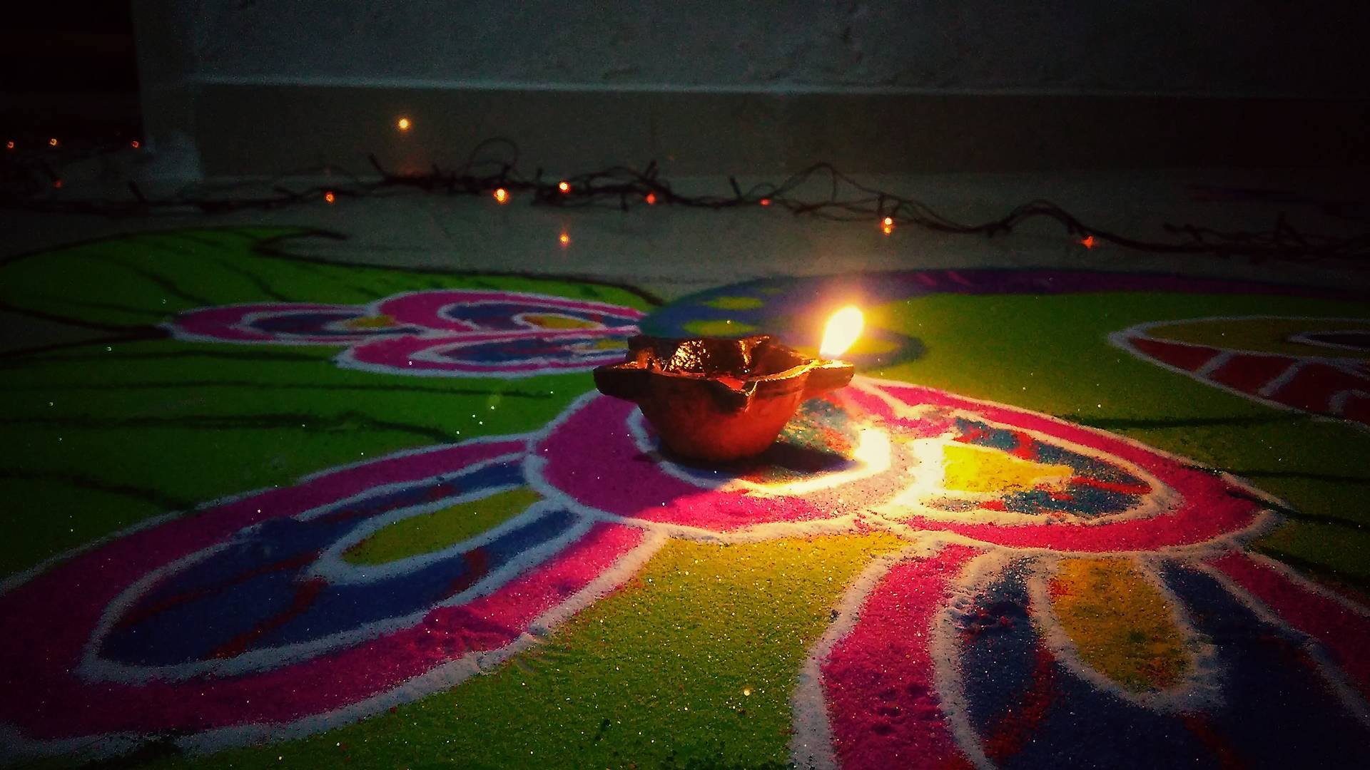 Zářící dipa uprostřed barevné rangoli během svátku diwali v roce 2016. Foto: Navjyot Vyas