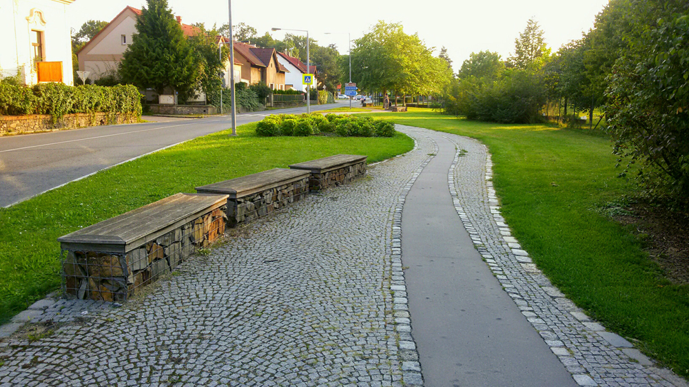 Pohled na zelenající se část města, které nabízí nejen sezení k odpočinku, ale i cyklostezku. Foto: Veronika Vopelková