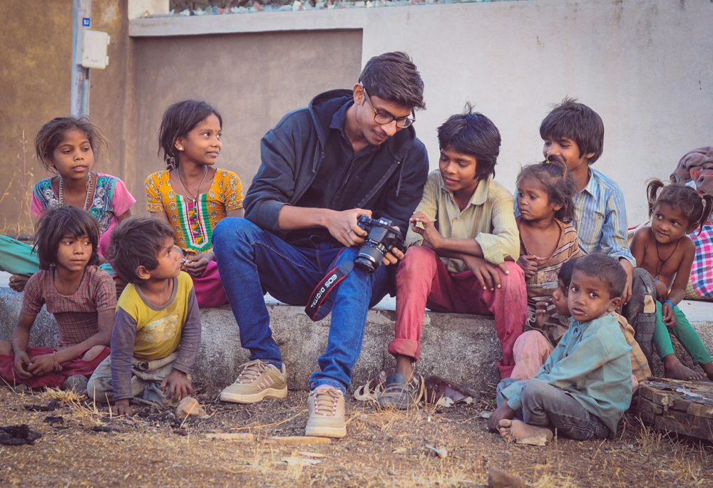 Navjyot Vyas ukazuje dětem své fotografie. Foto: Ashish Joshi Ajess