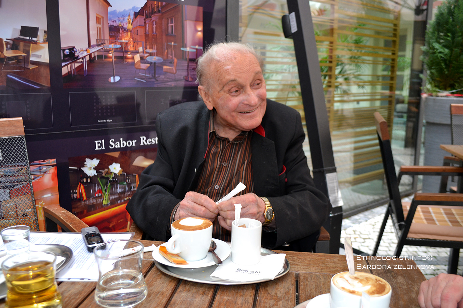Profesor Leopold J. Pospíšil v pražské kavárně v Celetné ulici. Foto: Barbora Zelenková (roz. Šajmovičová)