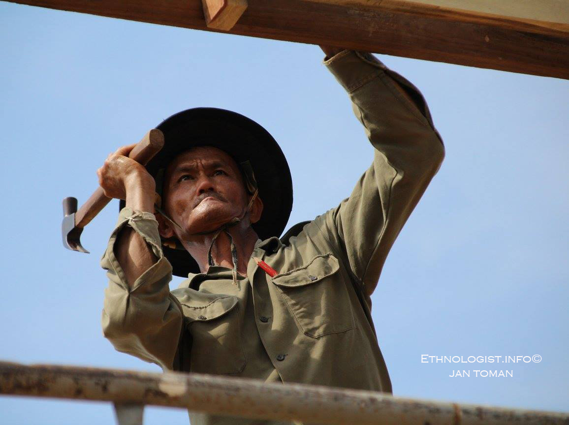 Thajský muž pracující na stavbě domu. Foto: Jan Toman, Thajsko, 2017.