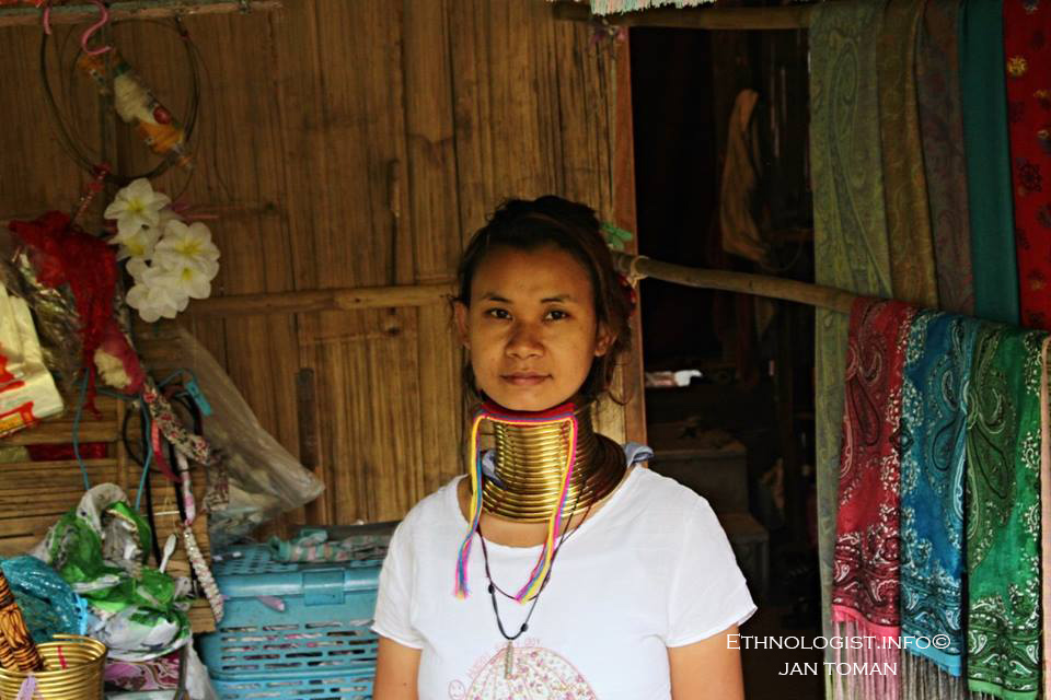 Karenská žena ozdobená tradičními krčními náramky v Thajském Pai. Foto: Jan Toman