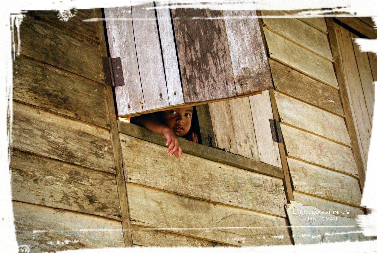 Chlapec Orang Asli v dřevěné chýši. Foto: Jan Toman