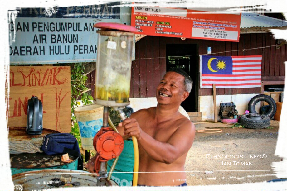 Náčelník Orang Asli tankuje benzin. Foto: Jan Toman