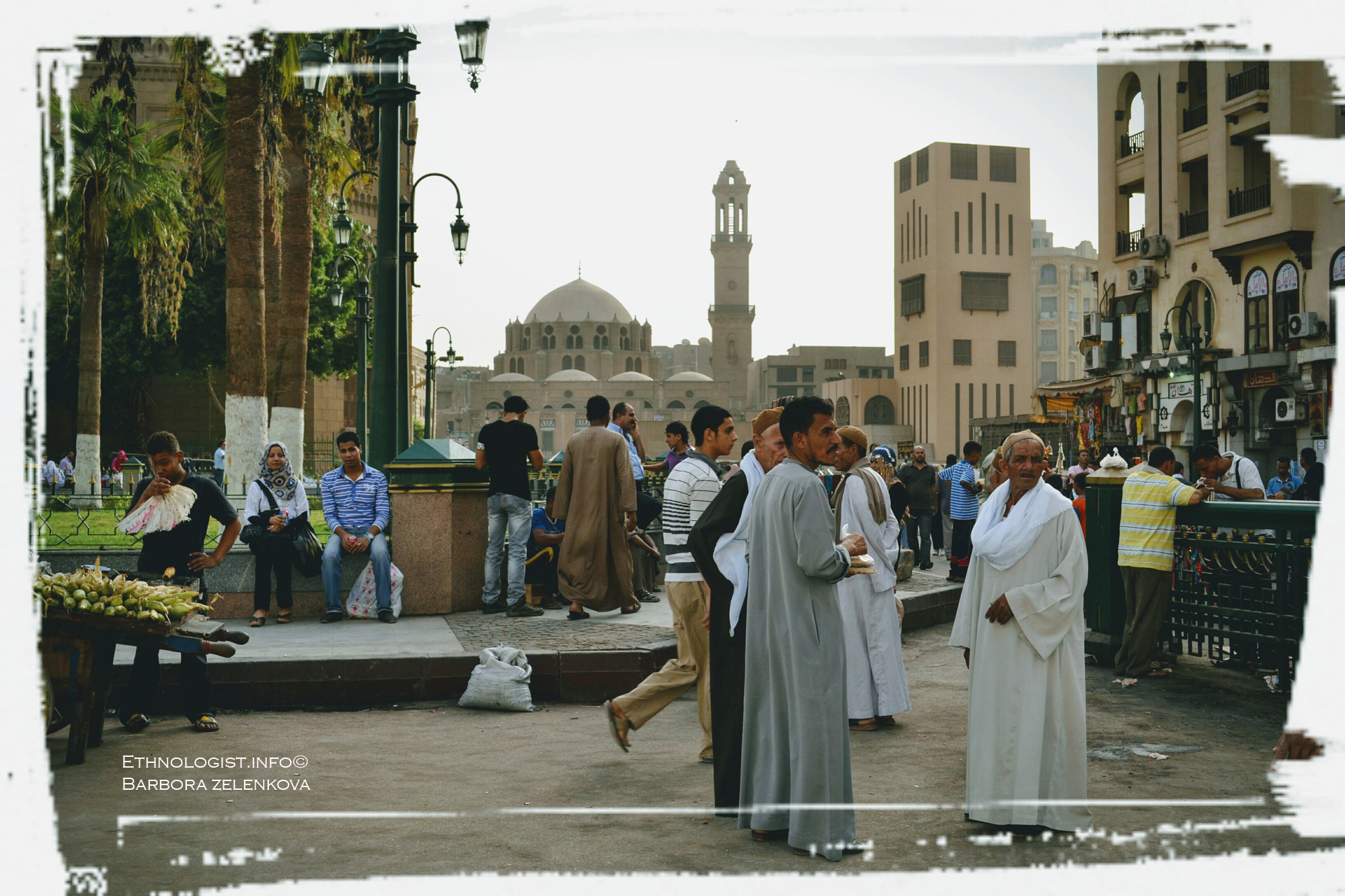 Náměstí Midan Hussein a trhy ve staré Káhiře z pohledu na mešitu Abú Dahaba. Foto: Barbora Zelenková, 2011.