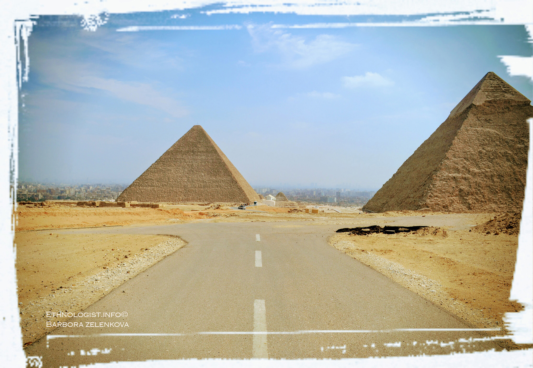 Jiný pohled na pyramidy v Gíze ukazuje hustou zástavbu, jež je obklopuje. Foto: Barbora Zelenková, 2011.